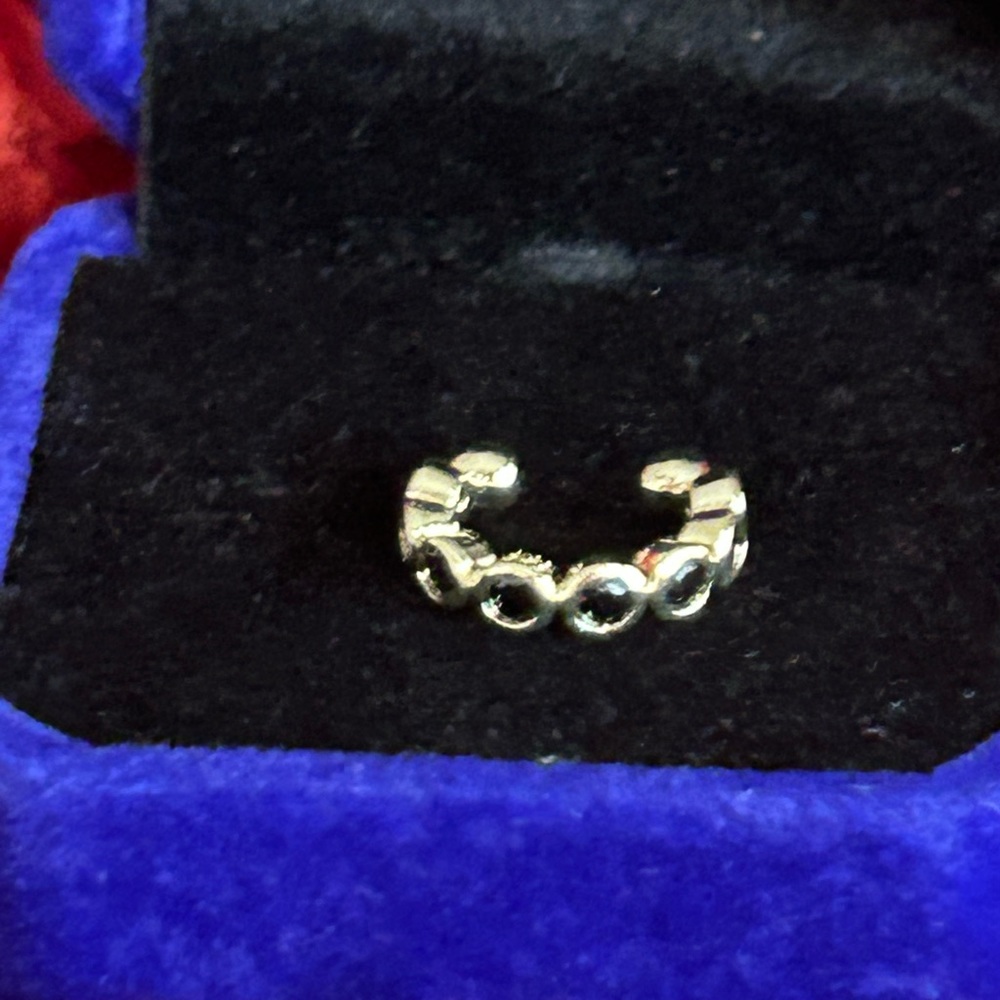 Ear cuff Earring - Picture 2 of 3